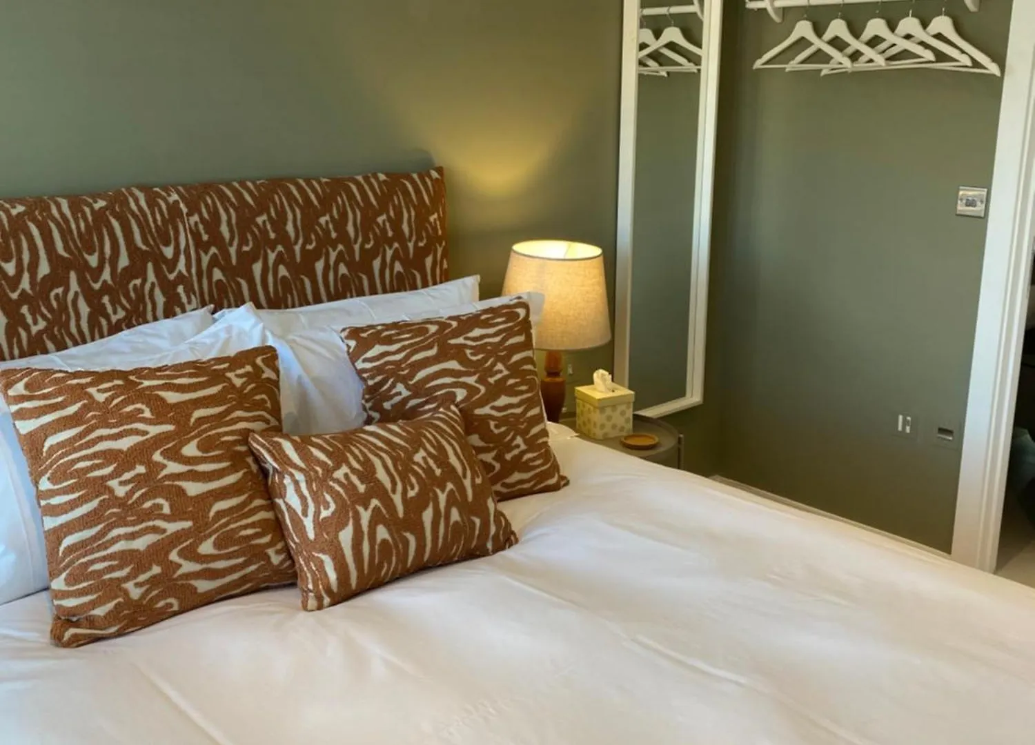 The Green Room - Room & En-Suite Only Cheltenham Homestay